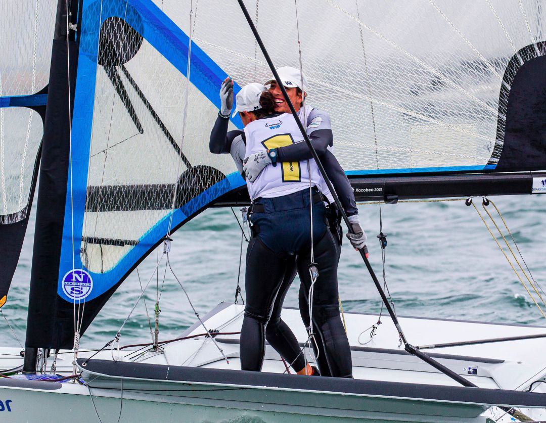 Paula Barceló y Tamara Echegoyen se abrazan tras conseguir el mundial en la 49er FX de vela Paula Barceló y Tamara Echegoyen se abrazan tras conseguir el mundial en la 49er FX de vela