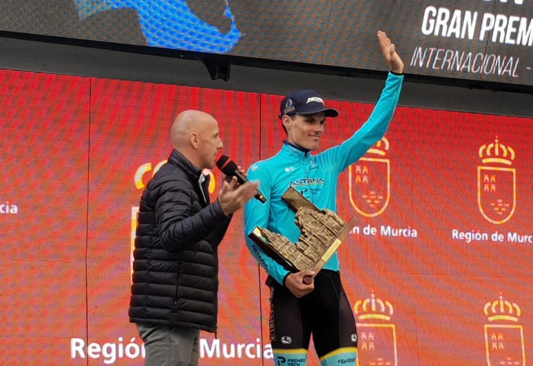Luis León Sánchez recogiendo el trofeo de ganador de la segunda etapa de la Vuelta a Murcia Luis León Sánchez recogiendo el trofeo de ganador de la segunda etapa de la Vuelta a Murcia
