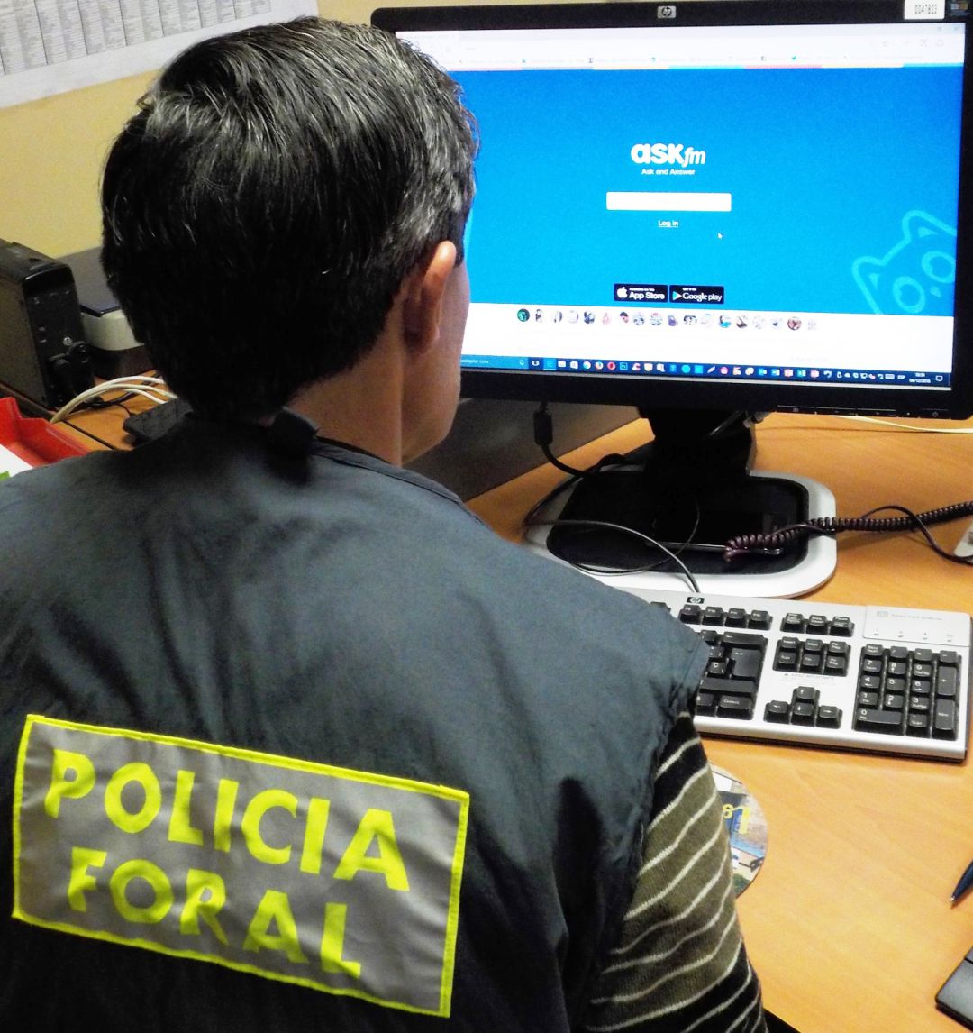 Agente especializado en delitos informáticos Agente especializado en delitos informáticos