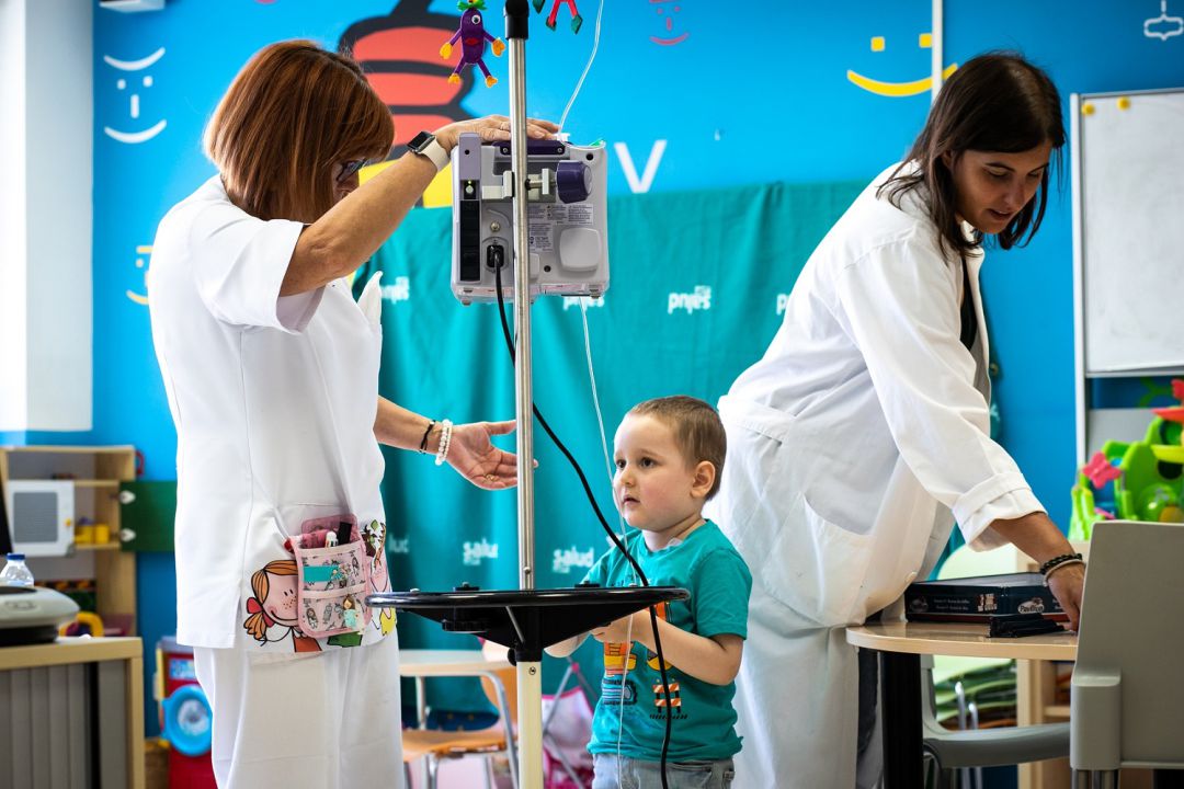 Un niño de Aspanoa recibe asistencia sanitaria en el aula hospitalaria del Hospital Infantil del Miguel Servet de Zaragoza Un niño de Aspanoa recibe asistencia sanitaria en el aula hospitalaria del Hospital Infantil del Miguel Servet de Zaragoza