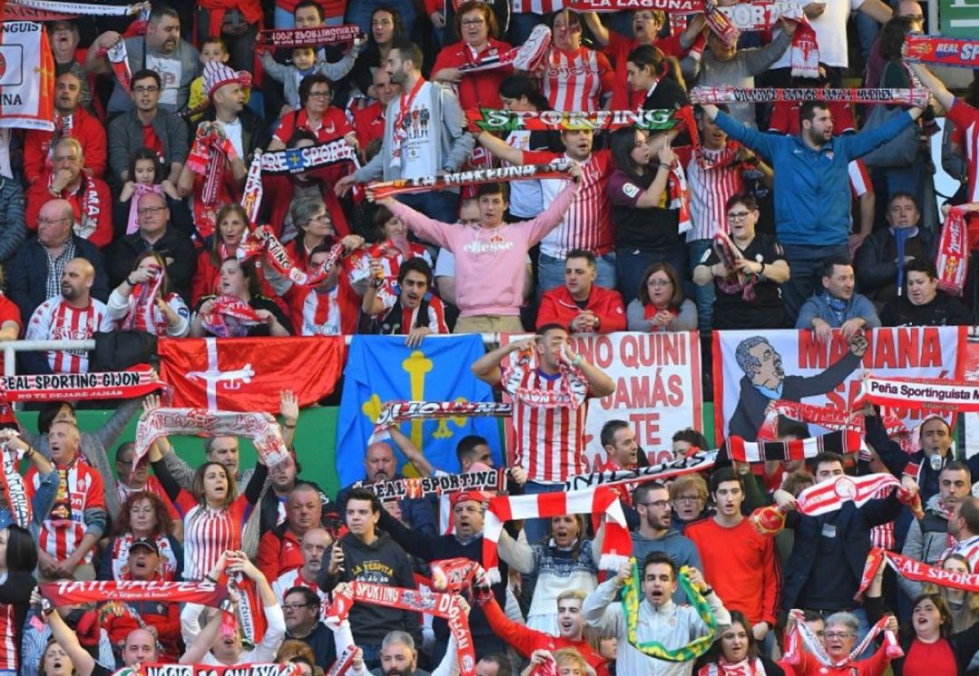 Las gradas de El Sardinero repletas de aficionados rojiblancos. Las gradas de El Sardinero repletas de aficionados rojiblancos.