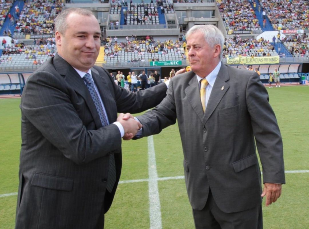 El presidente de la UD Las Palmas, Miguel Ángel Ramírez, junto al exjugador José Manuel León
El presidente de la UD Las Palmas, Miguel Ángel Ramírez, junto al exjugador José Manuel León