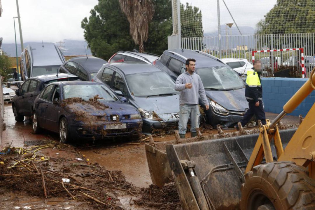 Vecinos de la barriada malagueña de Campanillas, se afanan en las limpiezas de sus hogares y calles del barrio tras la tromba de agua caída esta pasada madrugada a consecuencia de la Tormenta Gloria que azota al país, en Málaga a 25 de enero del 2020 Vecinos de la barriada malagueña de Campanillas, se afanan en las limpiezas de sus hogares y calles del barrio tras la tromba de agua caída esta pasada madrugada a consecuencia de la Tormenta Gloria que azota al país, en Málaga a 25 de enero del 2020