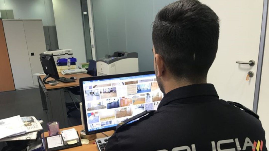 Un agente de la Policía Nacional. Un agente de la Policía Nacional.
