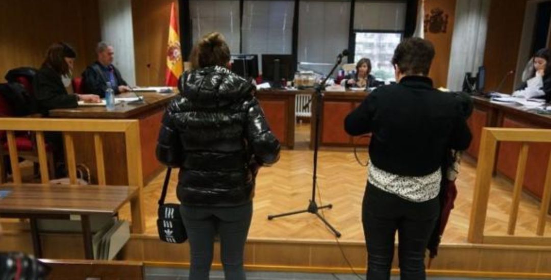Dos mujeres son condenadas por el Juzgado de lo Penal de Vigo por agredir a una maestra Dos mujeres son condenadas por el Juzgado de lo Penal de Vigo por agredir a una maestra