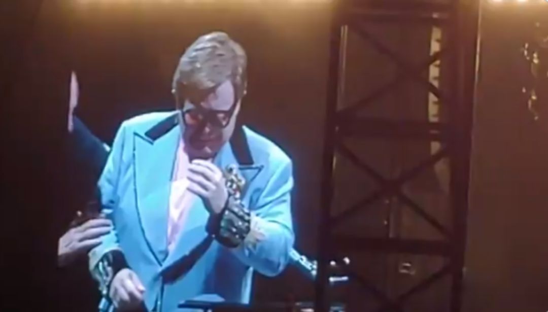 Elton John suspende un concierto al quedarse sin voz Elton John suspende un concierto al quedarse sin voz