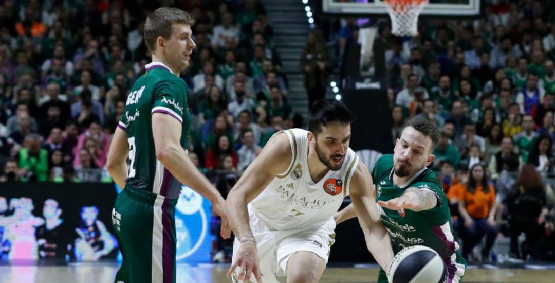 Campazzo trata de marcharse de un contrario durante la final copera Campazzo trata de marcharse de un contrario durante la final copera