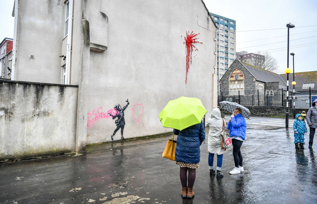 Un grupo de personas se paran frente a la última obra de Bunksy en Bristol, que amaneció el sábado tapada por una pintada vandálica. Un grupo de personas se paran frente a la última obra de Bunksy en Bristol, que amaneció el sábado tapada por una pintada vandálica.