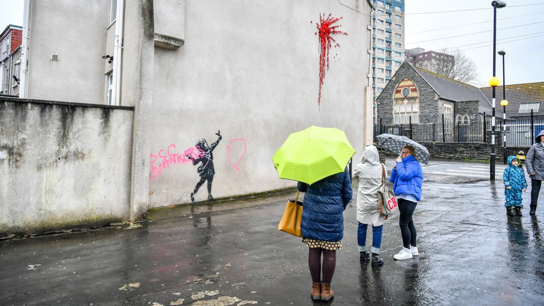 La última obra de Banksy para San Valentín sufre una pintada vandálica