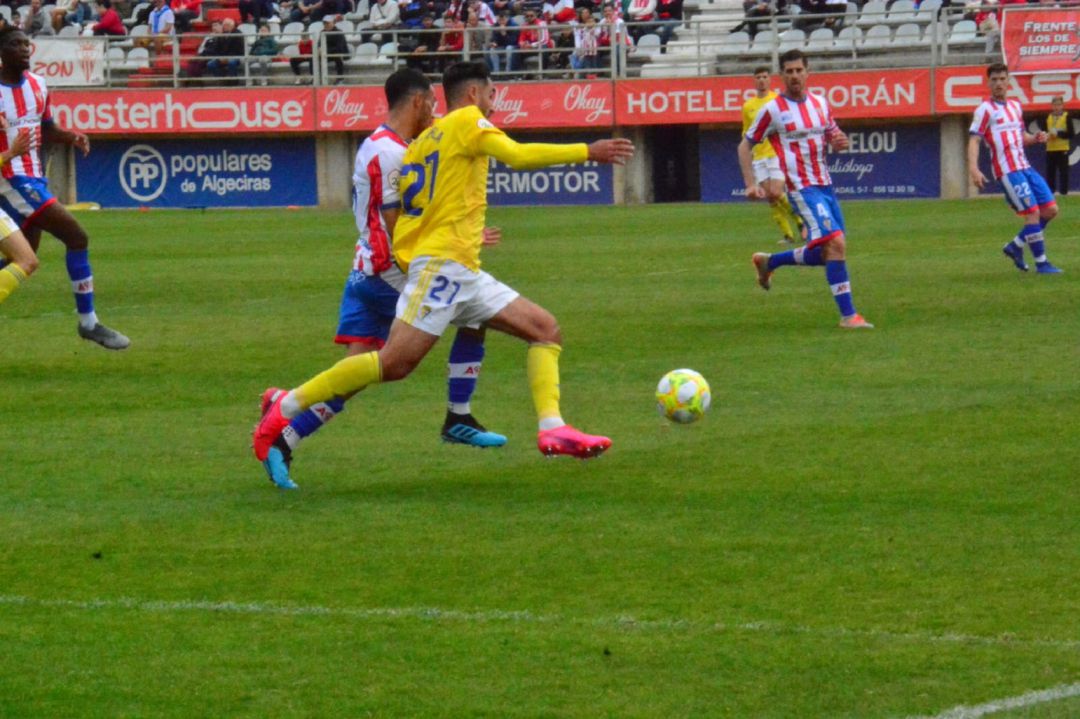 Un momento del partido. Un momento del partido.