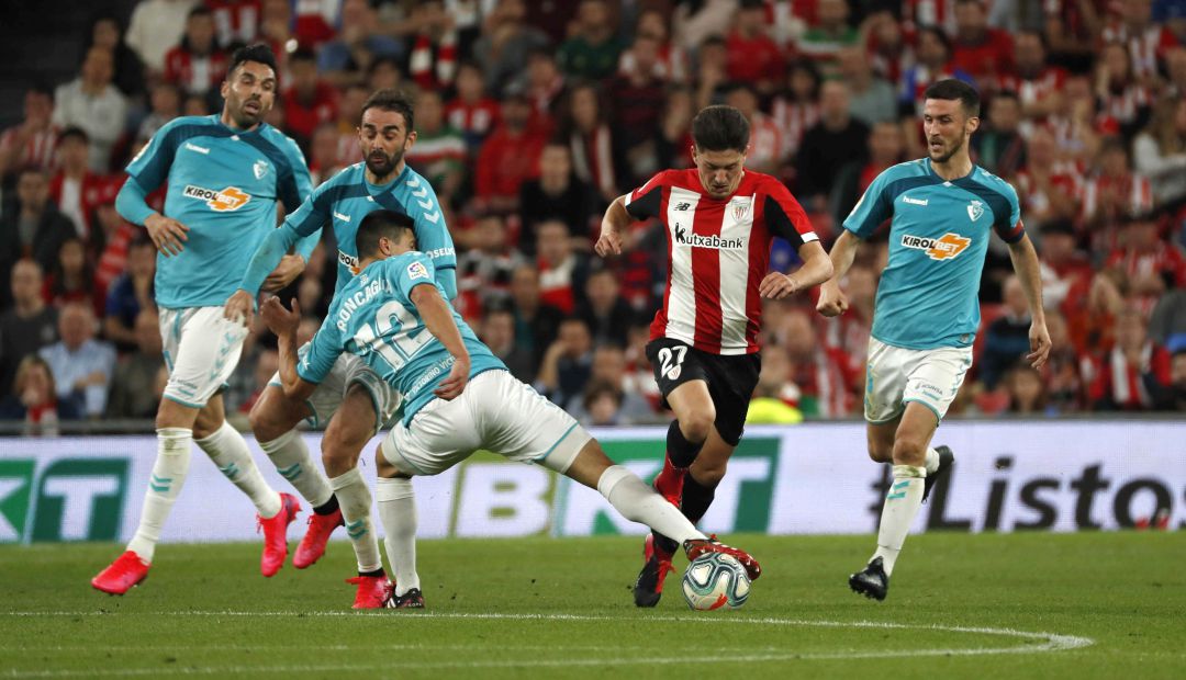 El centrocampista debutante Unai Vencedor (c) del Athletic de Bilbao y el defensor argentino Facundo Roncaglia (i) de Osasuna, disputan el balón durante el partido correspondiente a la vigésimo cuarta jornada de LaLiga Santander, que se celebra este domingo en estadio de San Mamés El centrocampista debutante Unai Vencedor (c) del Athletic de Bilbao y el defensor argentino Facundo Roncaglia (i) de Osasuna, disputan el balón durante el partido correspondiente a la vigésimo cuarta jornada de LaLiga Santander, que se celebra este domingo en estadio de San Mamés