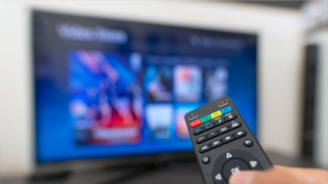 Un usuario cambia de canal con el mando Un usuario cambia de canal con el mando