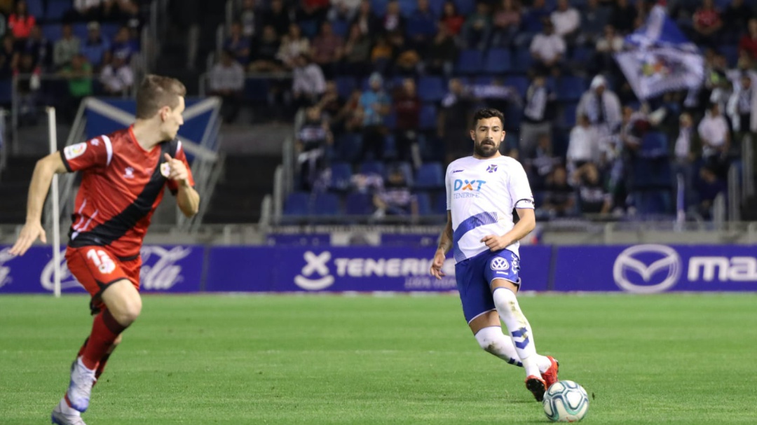 Un momento del encuentro entre el CD Tenerife y el Rayo Vallecano en el Heliodoro Rodríguez López Un momento del encuentro entre el CD Tenerife y el Rayo Vallecano en el Heliodoro Rodríguez López