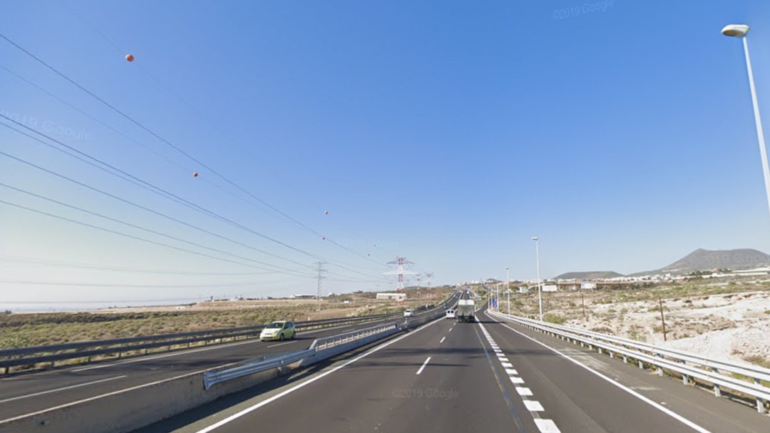 Retienen a un caballo que trotaba por la autopista del sur de Tenerife