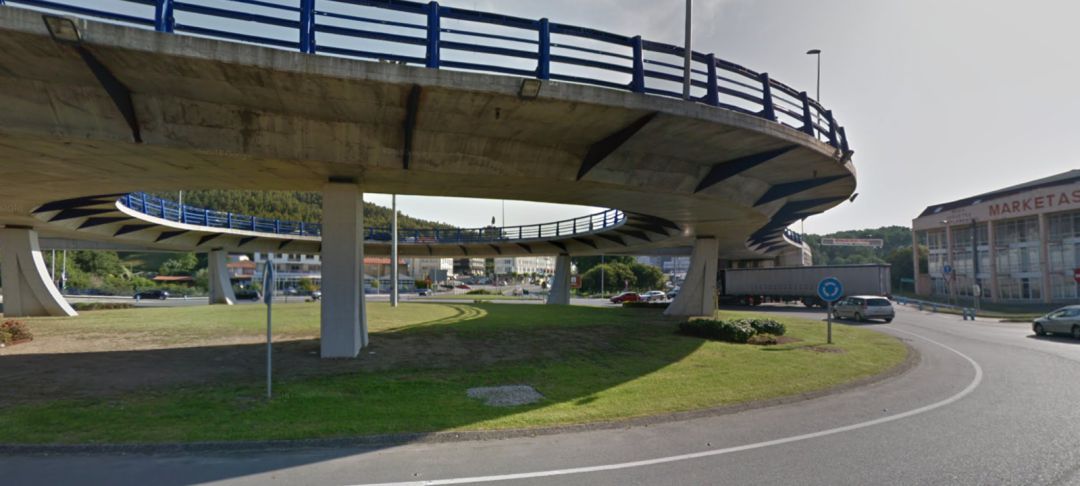 El accidente se produjo en la Rotonda de Sabón en la noche del sábado El accidente se produjo en la Rotonda de Sabón en la noche del sábado