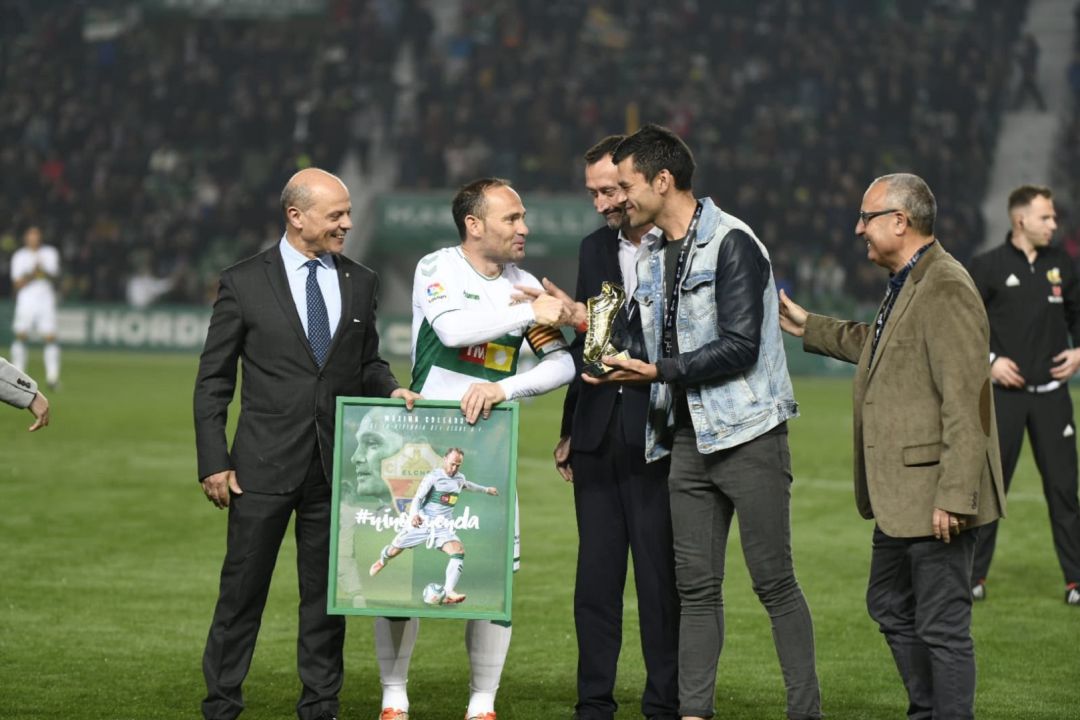 Nino saluda al ex del Elche Benja que le entregó una bota de oro Nino saluda al ex del Elche Benja que le entregó una bota de oro
