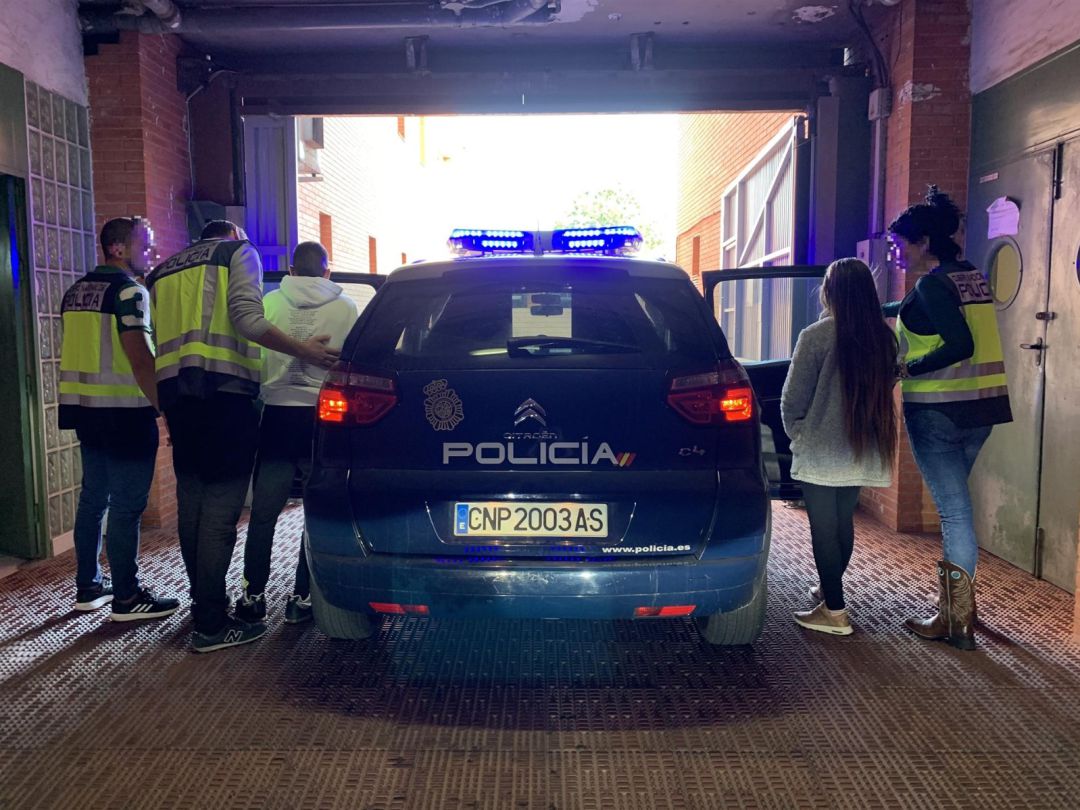 La pareja detenida es trasladada al juzgado La pareja detenida es trasladada al juzgado