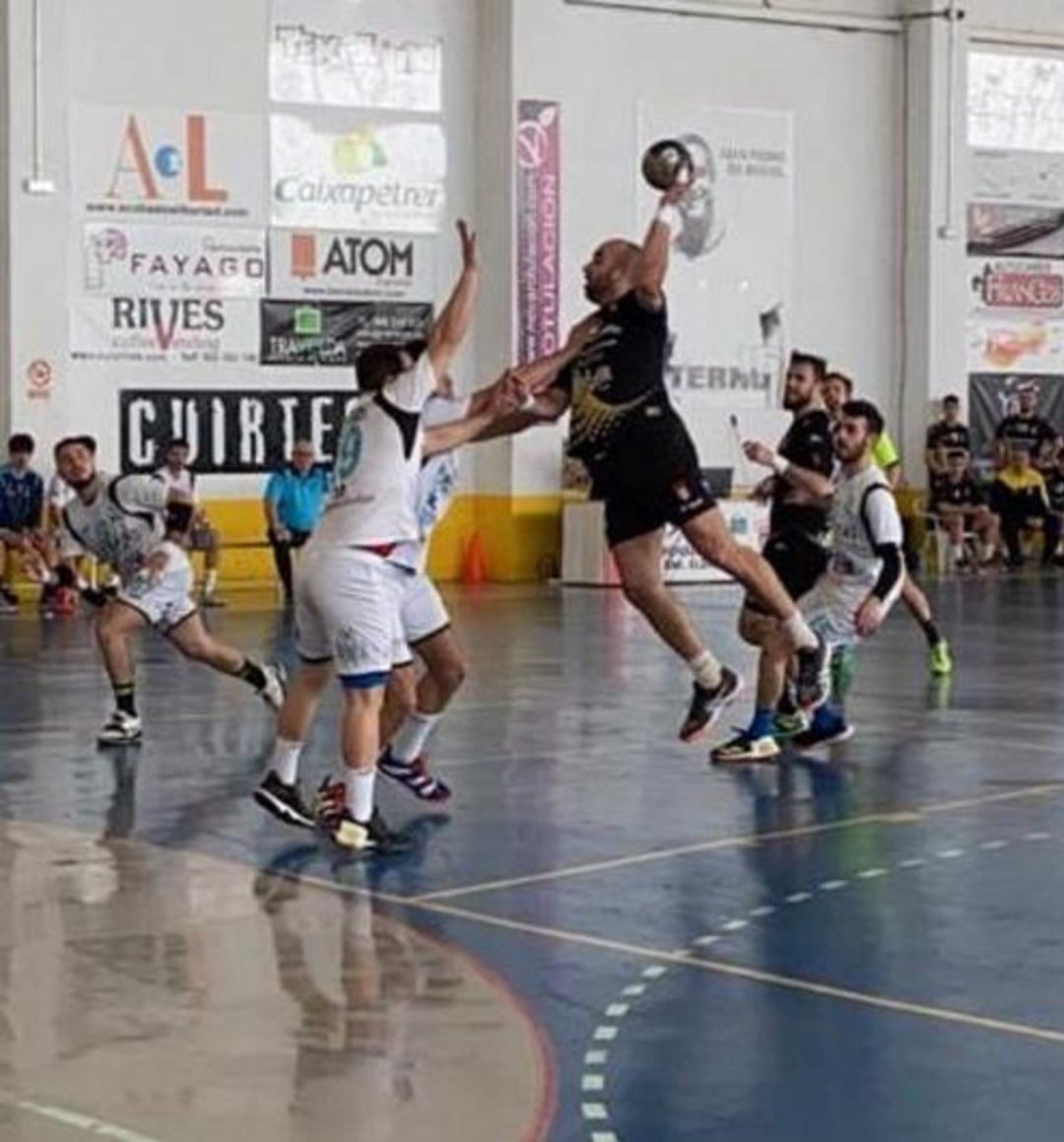El partido se rompió tras descanso a favor de los Elda El partido se rompió tras descanso a favor de los Elda