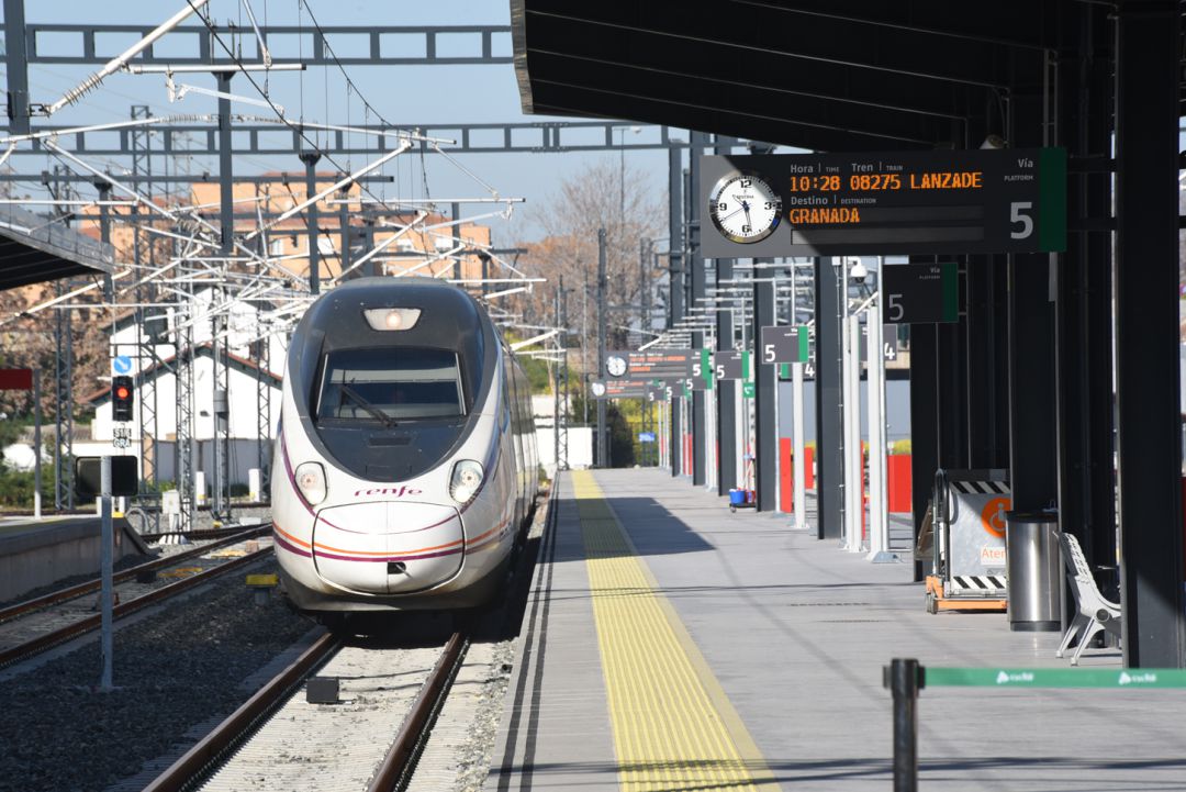 Llegada del primer tren AVANT de alta velocidad procedente de Sevilla a la estación de Granada Llegada del primer tren AVANT de alta velocidad procedente de Sevilla a la estación de Granada