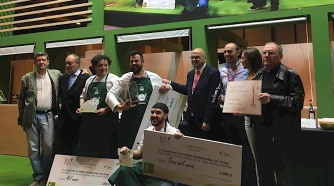 Ganadores del concurso del año pasado, con Lalo Reyes, del restaurante Los Sentidos de Linares en el centro. Ganadores del concurso del año pasado, con Lalo Reyes, del restaurante Los Sentidos de Linares en el centro.