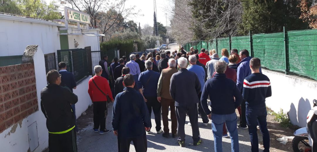 Vecinos reunidos este domingo en Cerro Molina, urbanización en la que este sábado se produjo la agresión. Vecinos reunidos este domingo en Cerro Molina, urbanización en la que este sábado se produjo la agresión.