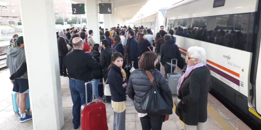 Pasajeros esperan la salida del tren Jaén-Madrid. Pasajeros esperan la salida del tren Jaén-Madrid.