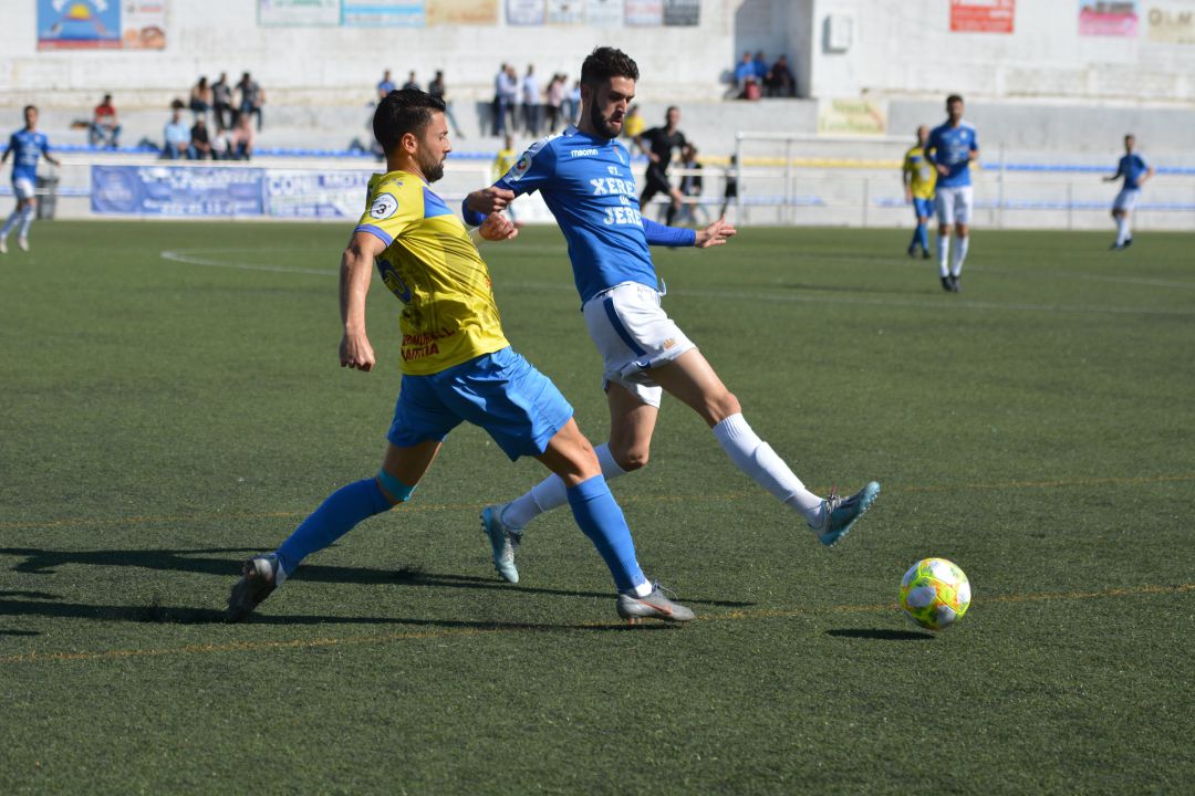 Borja disputando un balón con un jugador del Conil Borja disputando un balón con un jugador del Conil
