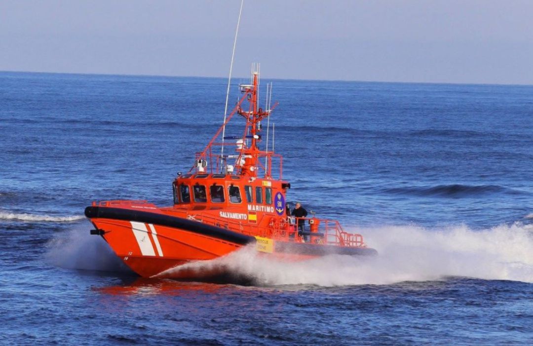 La embarcación de Salvamento Marítimo con efectivos de la Guardia Civil rescató el cuerpo encontrado cerca de Cala en Blanes. La embarcación de Salvamento Marítimo con efectivos de la Guardia Civil rescató el cuerpo encontrado cerca de Cala en Blanes.