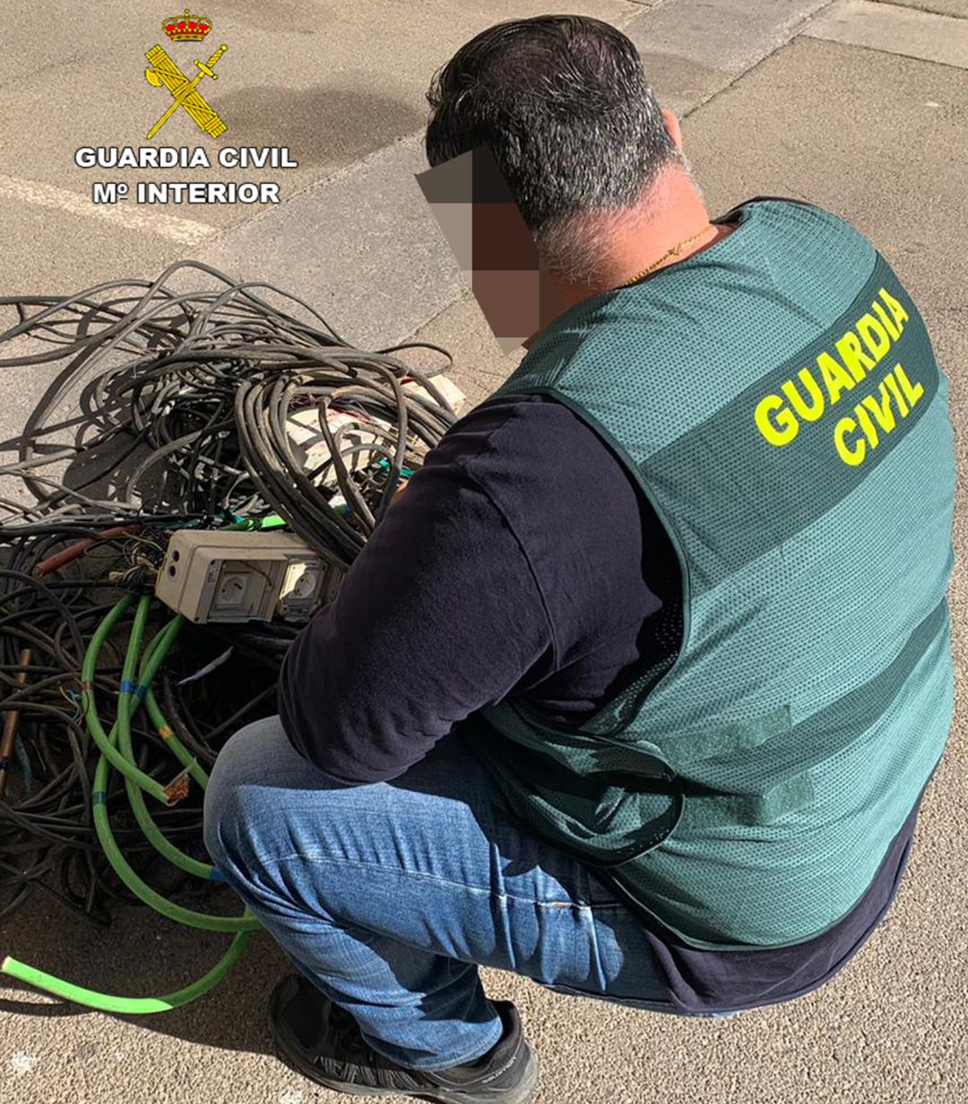 Un agente recupera parte del material sustraido Un agente recupera parte del material sustraido