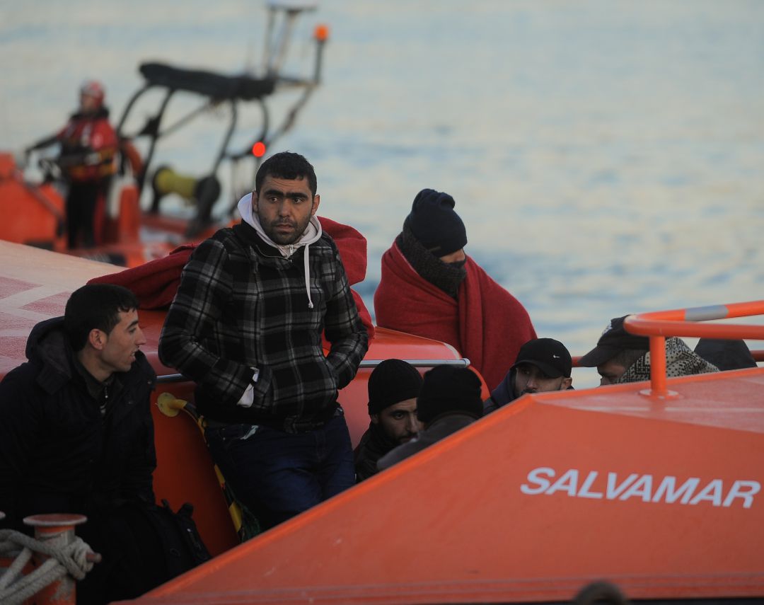 Inmigrantes rescatados por una embarcación de Salvamento Marítimo Inmigrantes rescatados por una embarcación de Salvamento Marítimo