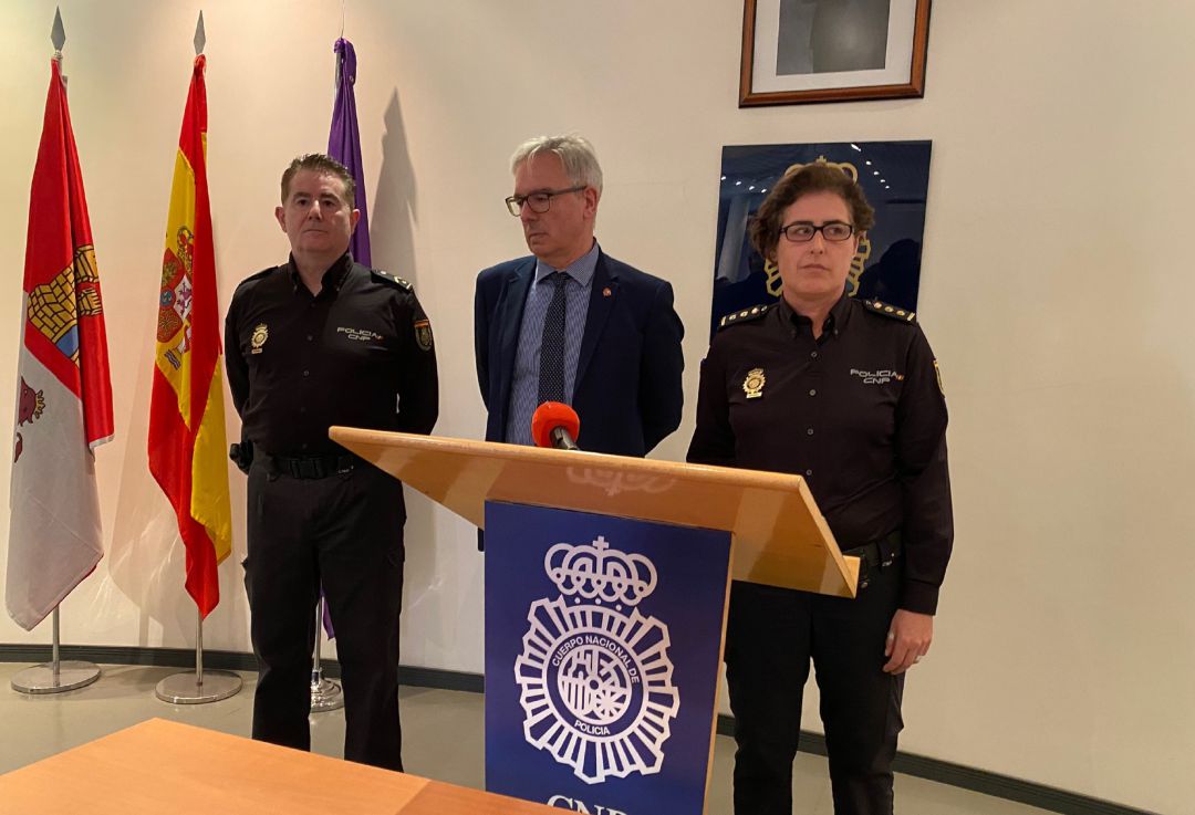 De izquierda a derecha, el responsable de prensa de la Policía Nacional de Palencia, el subdelegado del Gobierno y la Comisaria de Palencia De izquierda a derecha, el responsable de prensa de la Policía Nacional de Palencia, el subdelegado del Gobierno y la Comisaria de Palencia