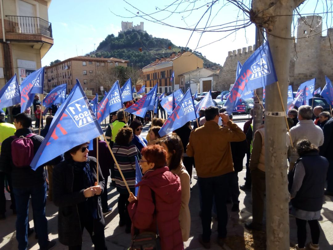 Decenas de peñafielenses mostraron su hartazgo ante el olvido de las administraciones en el proyecto de la Autovía A11. Decenas de peñafielenses mostraron su hartazgo ante el olvido de las administraciones en el proyecto de la Autovía A11.