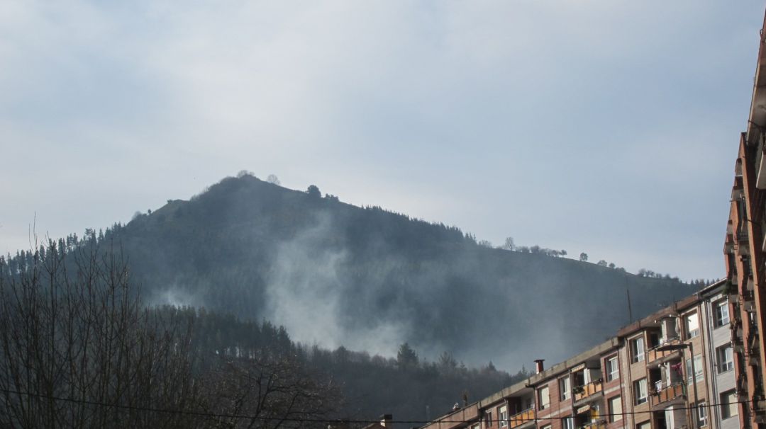 Imagen del humo que sale del incendio del vertedero de Zaldibar Imagen del humo que sale del incendio del vertedero de Zaldibar