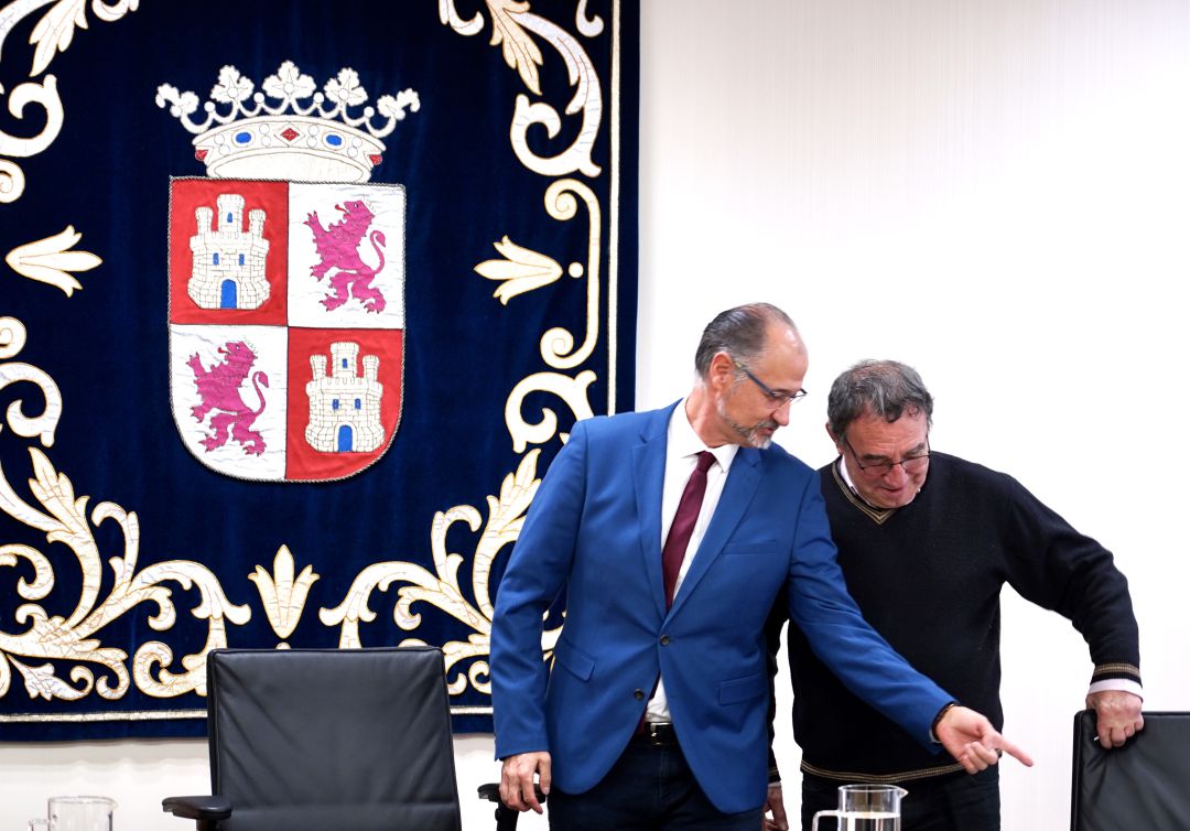 Luis Fuentes con americana azul y a su lado el alcalde de Villalar de los Comuneros Luis Alonso Laguna Luis Fuentes con americana azul y a su lado el alcalde de Villalar de los Comuneros Luis Alonso Laguna