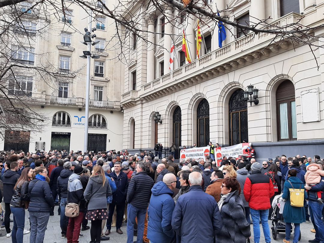 Concentración de protesta de CGT y STOPEL en la Plaza de España de Zaragoza exigiendo salud laboral y conciliación Concentración de protesta de CGT y STOPEL en la Plaza de España de Zaragoza exigiendo salud laboral y conciliación