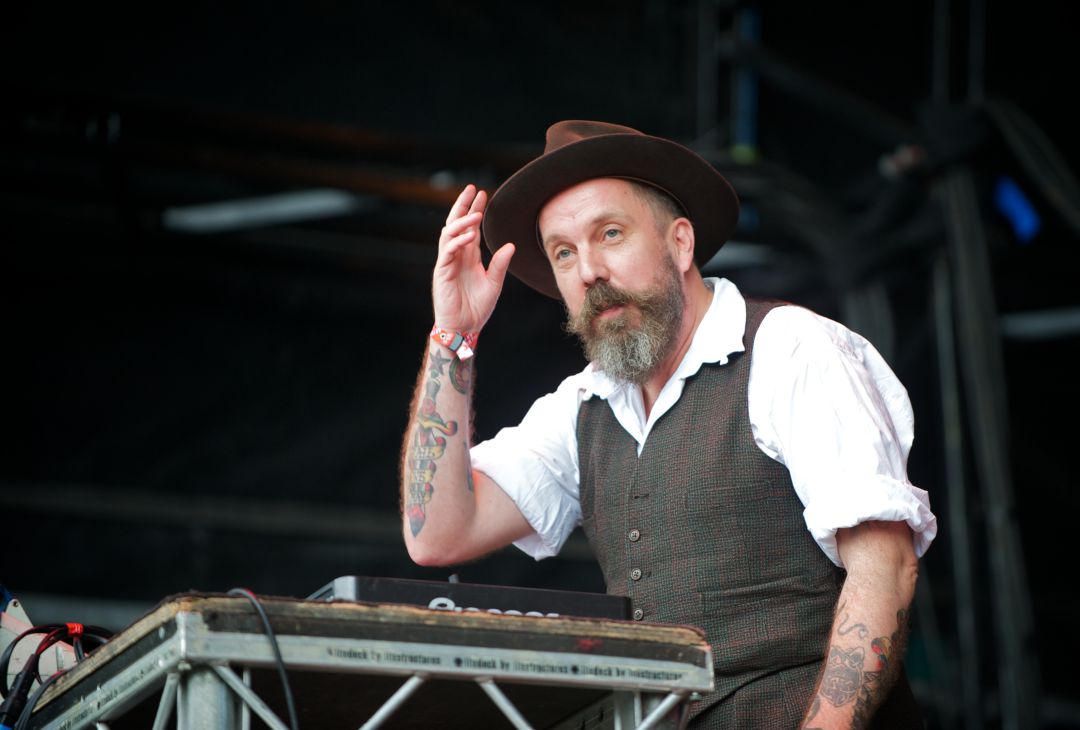 Andrew Weatherall durante su actuación en el The Apple Cart Festival de 2011 Andrew Weatherall durante su actuación en el The Apple Cart Festival de 2011