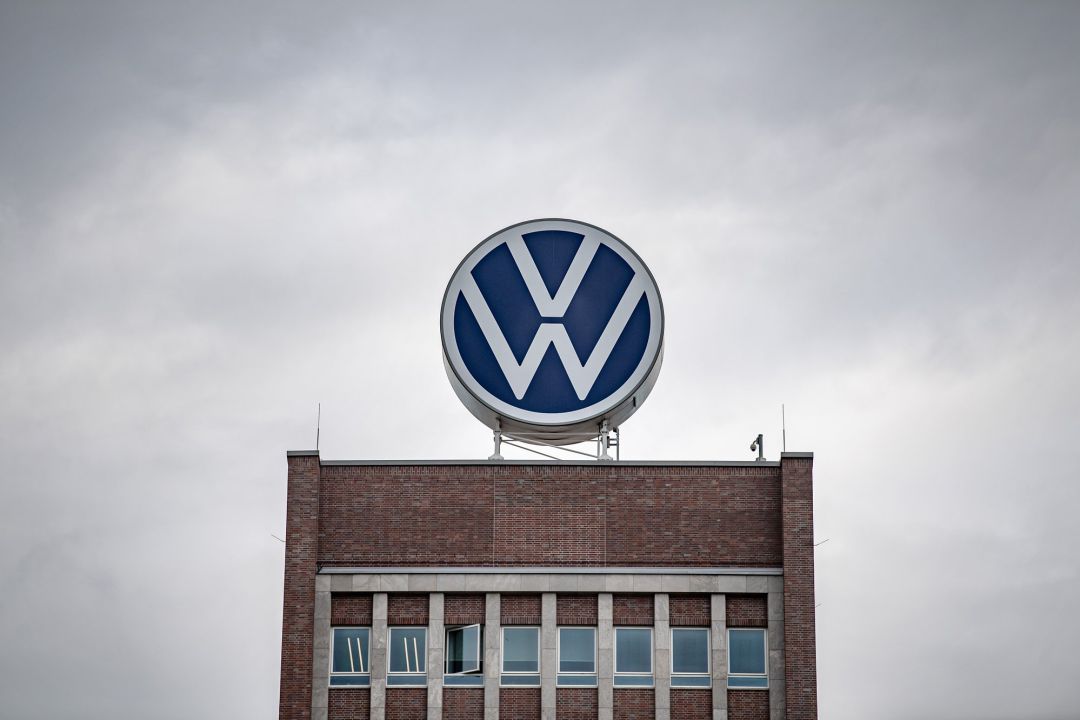 El logo de Volkswagen en la fachada de la fábrica de Wolfsburg El logo de Volkswagen en la fachada de la fábrica de Wolfsburg