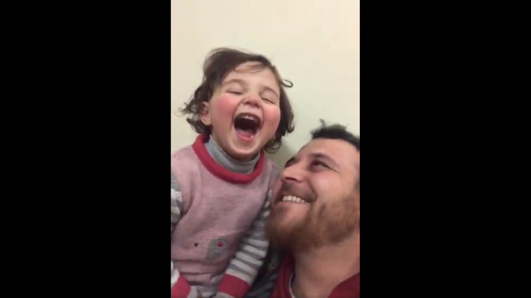 Reírse con cada bomba: el juego que un padre sirio ha inventado para que su hija no tenga miedo