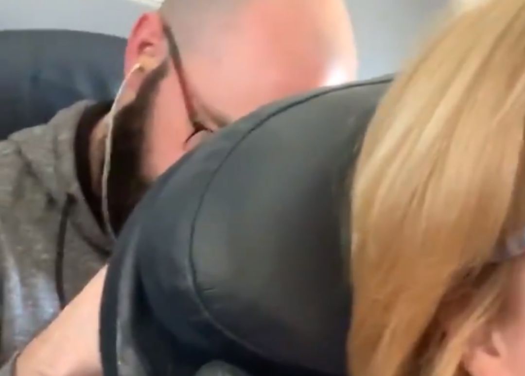 El pasajero de la parte de atrás empuja el asiento de la de delante El pasajero de la parte de atrás empuja el asiento de la de delante