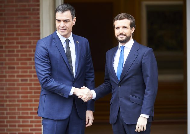 Los dos líderes políticos se saludan antes de la reunión. Los dos líderes políticos se saludan antes de la reunión.