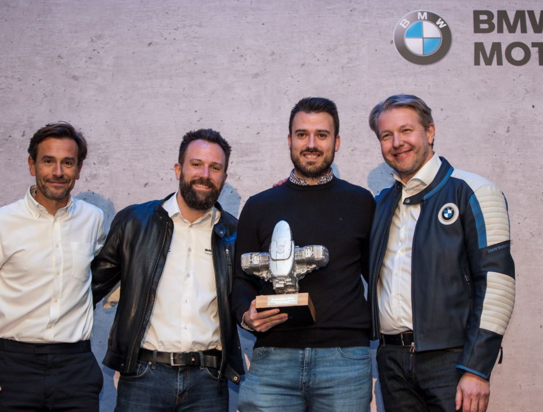 De izquierda a derecha:
Manuel Terroba: Presidente Ejecutivo BMW Group España y Portugal.
Thomas Promper: Area Manager Sales EU.
Alexander von Scheidt: Director BMW Motorrad España y Portugal.
De izquierda a derecha:
Manuel Terroba: Presidente Ejecutivo BMW Group España y Portugal.
Thomas Promper: Area Manager Sales EU.
Alexander von Scheidt: Director BMW Motorrad España y Portugal.