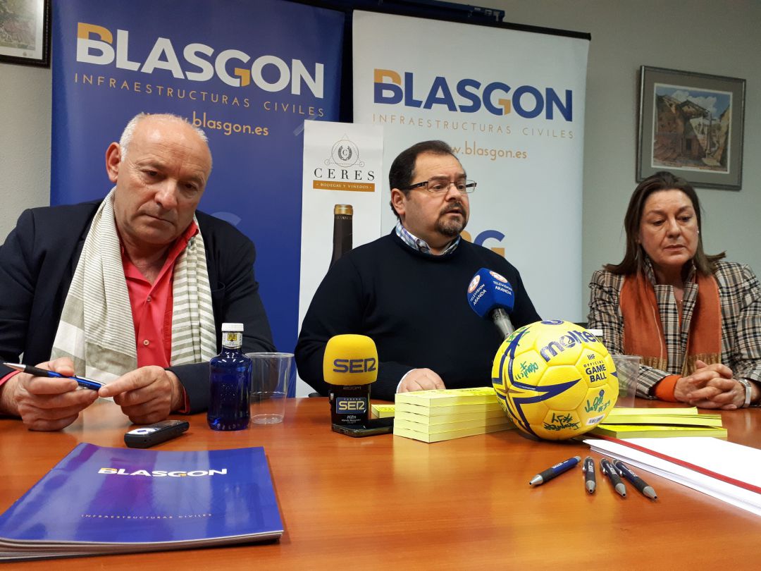 Jesús Asenjo (i) junto al presidente del club, Eusebio Martín e María Isabel de Blas. Jesús Asenjo (i) junto al presidente del club, Eusebio Martín e María Isabel de Blas.