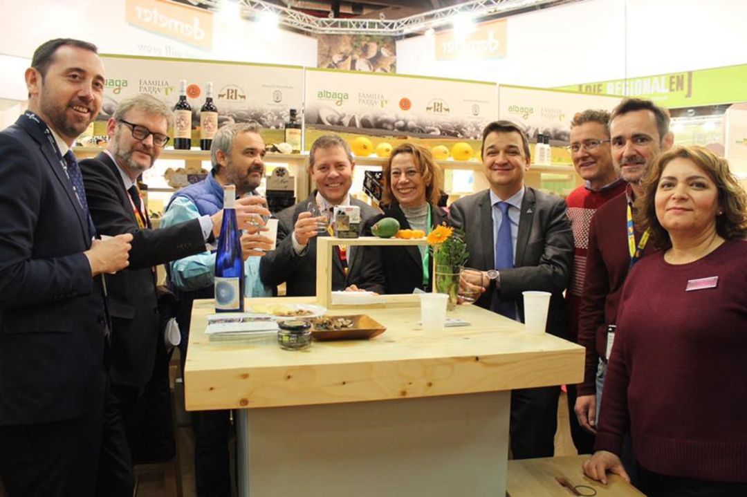 El presidente de Castilla-La Mancha, Emiliano García Page y el consejero de agricultura, Francisco Martínez Arroyo, brindando con vino de la región en Biofach El presidente de Castilla-La Mancha, Emiliano García Page y el consejero de agricultura, Francisco Martínez Arroyo, brindando con vino de la región en Biofach