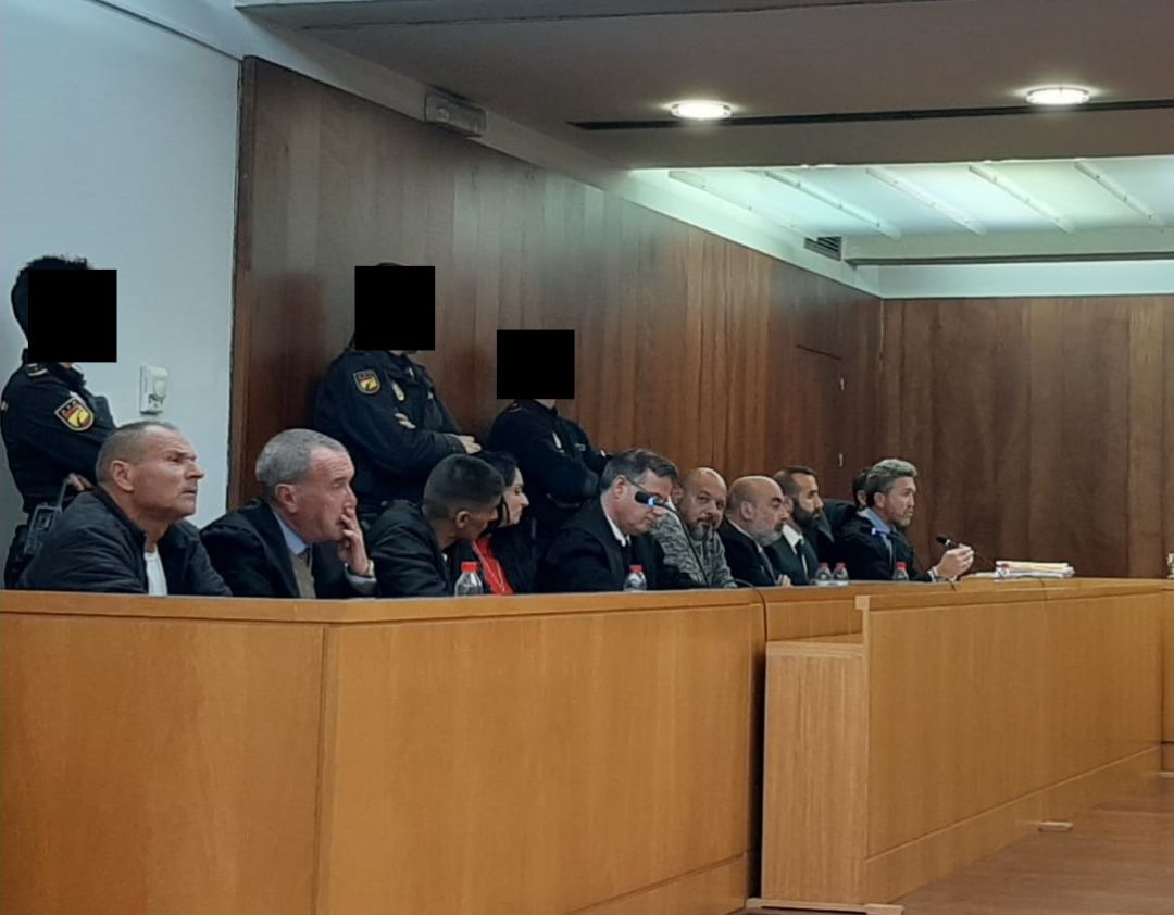 Los cuatro acusados del clan de 'Los Gasolinas', junto a sus defensas, durante el juicio Los cuatro acusados del clan de 'Los Gasolinas', junto a sus defensas, durante el juicio