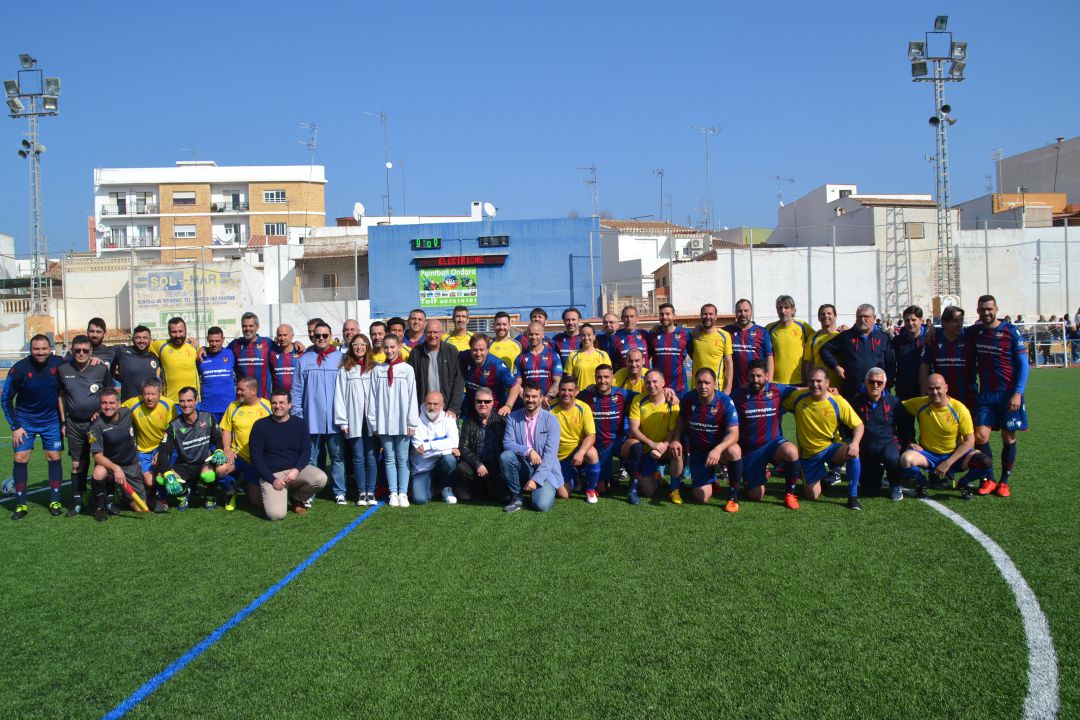 Foto de familia del partido solidario entre la Policía Local de Dénia y la Asociación de Veteranos del Levante U.D. Foto de familia del partido solidario entre la Policía Local de Dénia y la Asociación de Veteranos del Levante U.D.