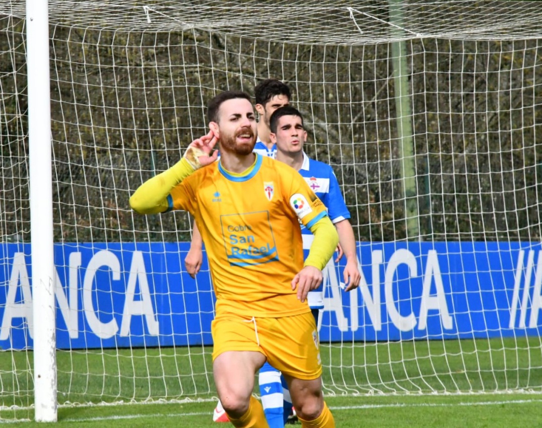 Oscar Primo celebra el gol que valió el empate para el Compos en Abegondo Oscar Primo celebra el gol que valió el empate para el Compos en Abegondo