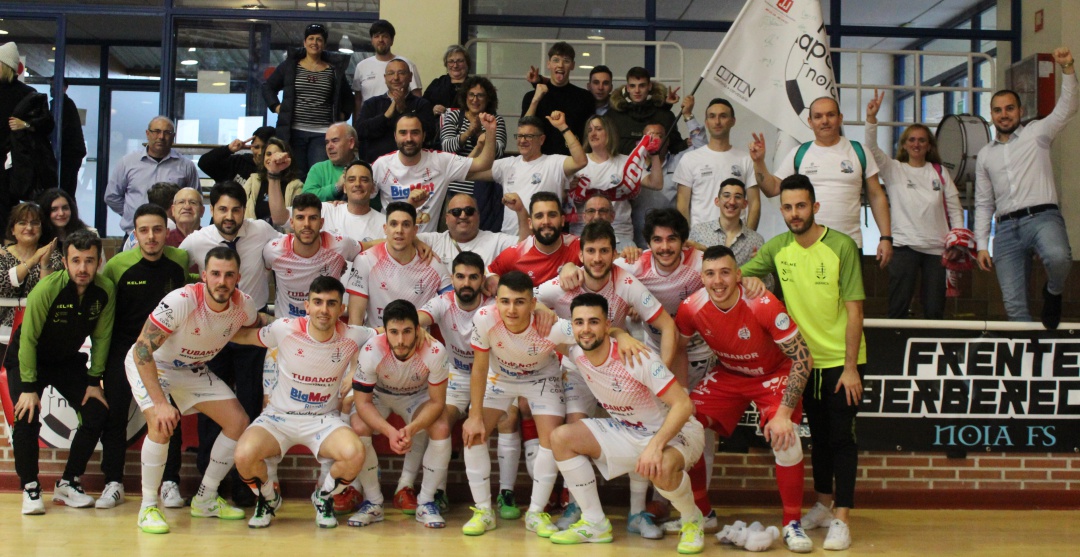 Los jugadores del Noia celebraron la remontada con sus aficionados Los jugadores del Noia celebraron la remontada con sus aficionados