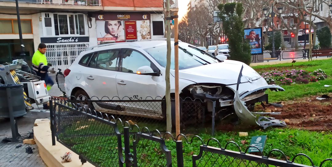 Coche que acabó contra un palmera dentro de una rotonda en Gandia Coche que acabó contra un palmera dentro de una rotonda en Gandia
