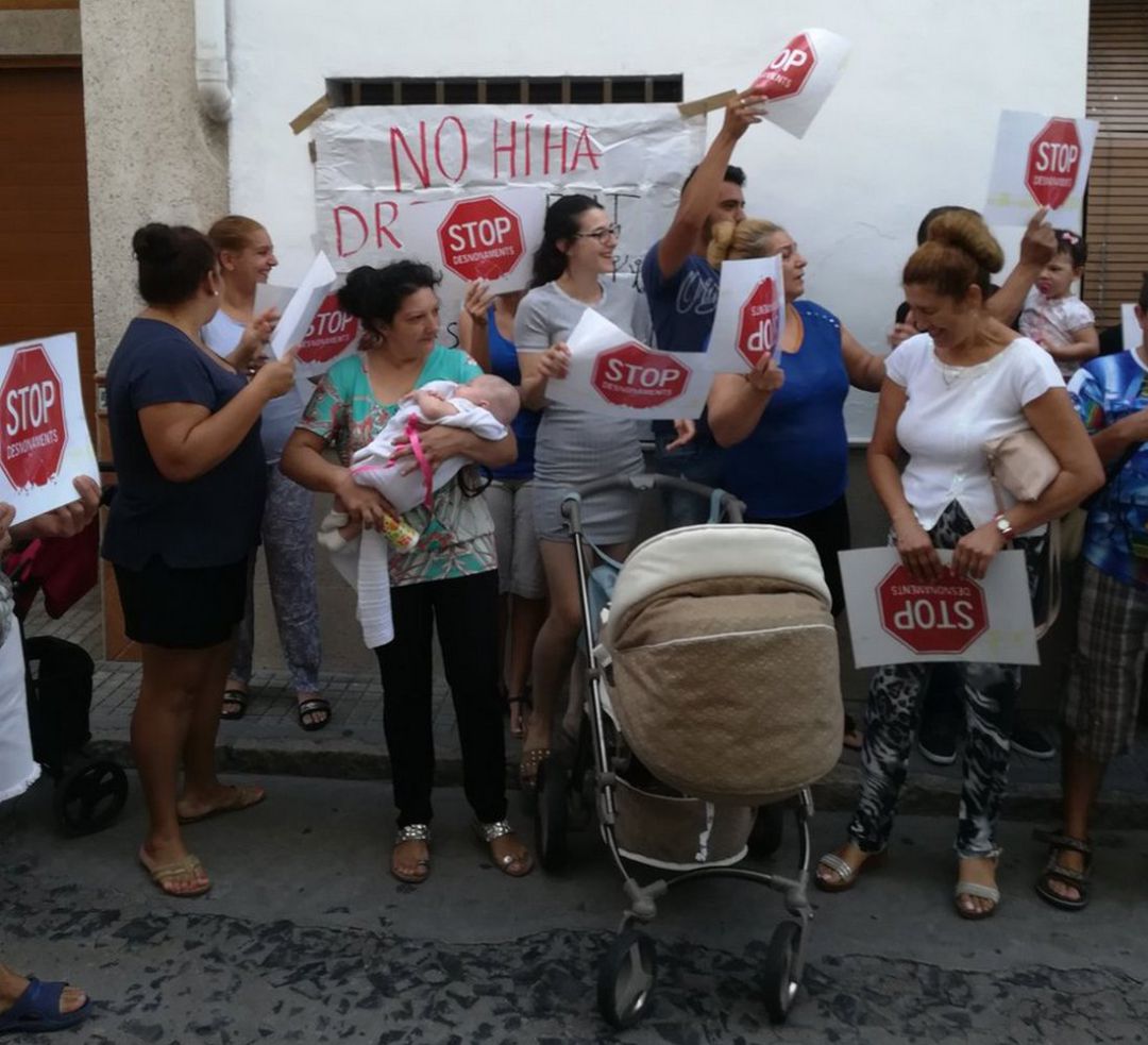 Concentración para evitar un desahucio en Oliva Concentración para evitar un desahucio en Oliva