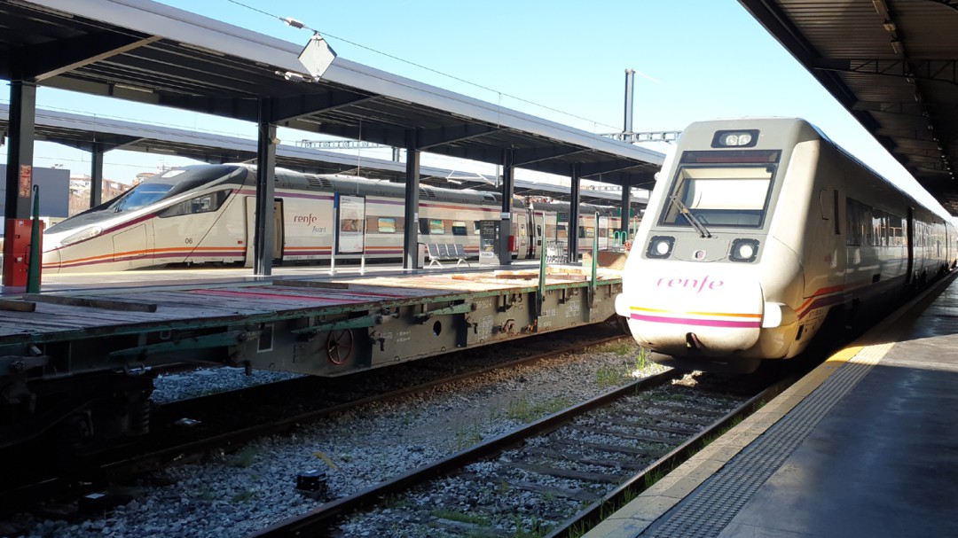 La bienvenida a la alta velocidad entre Granada y Sevilla reactiva la demanda del tren convencional